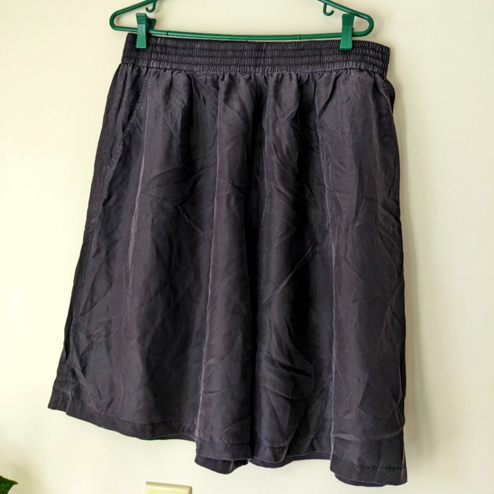 Silk Bermuda shorts Deadstock vintage in a dark plum shade.